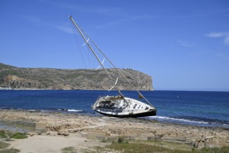 Stranded sailing yacht, storm, severe weather, Jávea or Xàbia, Alicante Province, Comunidad