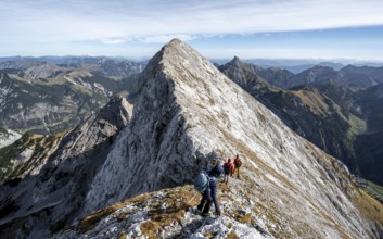 Mountaineer on the ridge of the Gamsjoch, mountain panorama, transition to the main summit of the