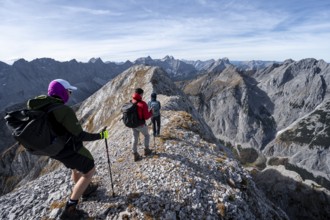 Mountain panorama, group of mountaineers on the ridge of the Gamsjoch, transition to the main