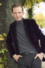 Marc Rudolf at the annual press conference for the 2025/2026 season at the Theater am Frankfurter