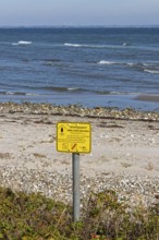 No trespassing sign on the beach, Baltic Sea, Geltinger Birk nature reserve, Nieby,