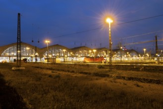 Riveted iron truss, railway, railway tracks, building, blue hour, main station, Leipzig, Saxony,