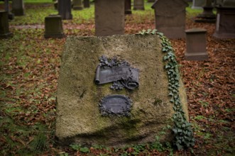 Gravestone, grave, graves, Hoppenlauf cemetery, oldest preserved cemetery in Stuttgart, autumn