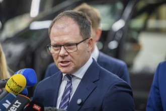 Federal Environment Minister Carsten Schneider during his visit to the Volkswagen vehicle plant in