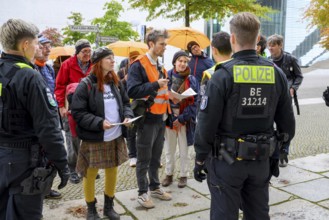 Henning Jeschke discusses with a policeman. He wants access to the Reichstag because he wants to