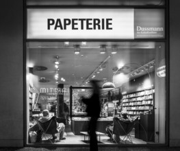 Black and white photograph, Dussmann GmbH, bookshop, urban scene in the evening with reflections in