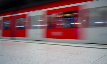 Underground arriving S-Bahn, train, class 420 in traffic red, platform, stop, station city centre,