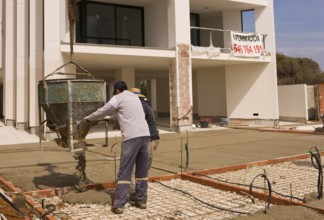 Building construction, construction site, concrete bomb, mortar container, concreting, concreting
