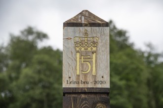 Wooden pillar with golden crown and inscription, Leina Bru wooden bridge, Kongevegen or King's Path