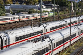 ICE trains on the railway line, IC, Intercity train, north of Düsseldorf main station, North