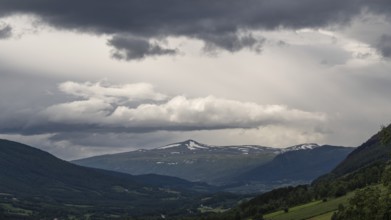 Berglandschaft unter einem bewölkten Himmel, Dovre, Gudbrandsdalen oder Gudbrandstal, Norwegen