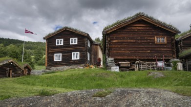 Norwegische Holzhäuser mit Gras auf den Dächern, historischer Bauernhof und Pilgerunterkunft