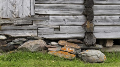 Holzwand eines Schuppens, historischer Bauernhof und Pilgerunterkunft Budsjord, Dovre, Pilgerweg