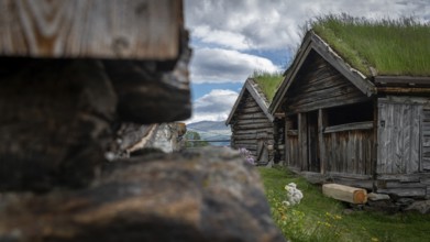 Holzhütten mit Grasdächern, historischer Bauernhof und Pilgerunterkunft Budsjord, Dovre, Pilgerweg