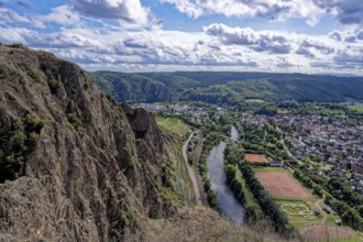 Ausblick vom Rotenfels, einer Steilwand am Naheufer im Naturpark Soonwald-Nahe, auf das Nahetal und