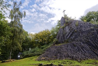 Nationaler Geotop Druidenstein, auch Herkersdorfer Köppel, ist ein kegelförmiger Fels aus Basalt in