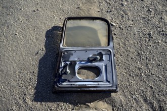 Alte Autotür im Sand, Grillenthal, Diamentensperrgebiet, bei Lüderitz, Region Karas, Namibia