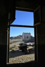 Blick aus einem Gebäude in die Wüste, Grillenthal, einst Versorgungsstation für Frischwasser,