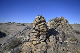 Alte Steinhaufen zur Markierung der Diamanten-Claims, bei Pomona, Diamentensperrgebiet, bei