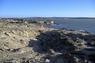 Blick vom Diamantenberg auf die Lüderitz-Bucht mit dem Lüderitz Nest Hotel, Lüderitz, Region Karas,