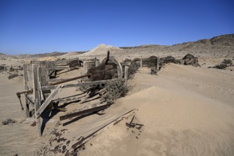 Verrostete Trommelsiebe im Wüstensand, Pomona, Diamentensperrgebiet, bei Lüderitz, Region Karas,