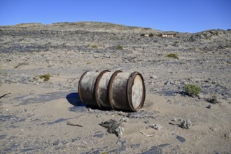 Verrostetes Wasserfass im Wüstensand, Pomona, Diamentensperrgebiet, bei Lüderitz, Region Karas,
