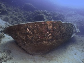 Ein alter Rumpf eines Schiffswracks ruht auf dem Meeresgrund. Tauchplatz Fraskeric, Stoja, Pula,