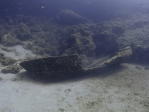 Altes Schiffswrack ruht auf mit Sand bedecktem Meeresgrund. Tauchplatz Fraskeric, Stoja, Pula,