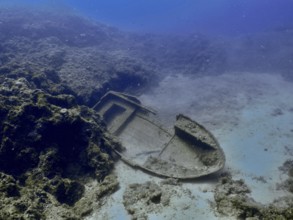 Versunkenes Schiffswrack liegt im Sand im blauem Wasser. Tauchplatz Fraskeric, Stoja, Pula,