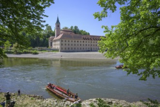 Überfahrt mit der Zille beim Kloster Weltenburg, Kelheim, Bayern, Deutschland
