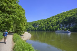 Ausflugsschiff, Wanderung entlang der Donau vom Kloster Weltenburg nach Kelheim, Kelheim, Bayern,