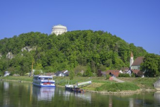 Ausflugsschiff und Blick zur Befreiungshalle, Kelheim, Bayern, Deutschland