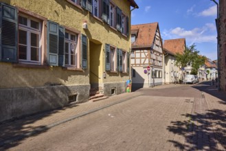 Historisches Gebäude, Fassade mit Fenstern und Fensterläden, Sandsteingebäude, Spitzdach mit roten