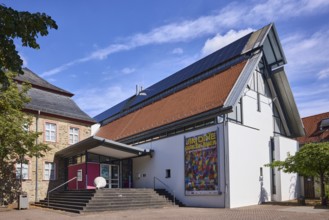 Stadtmuseum Hofheim am Taunus, Innenstadt, Gebäude, Eingang, Treppe, Bäume, blauer Himmel,