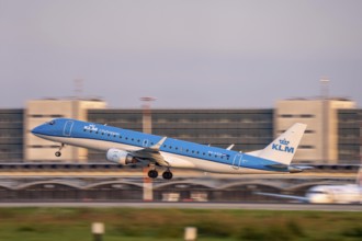 KLM Cityhopper, Embraer ERJ-190, beim Start auf dem Flughaben Düsseldorf, DUS, Nordrhein-Westfalen,