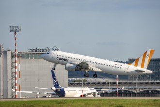 Condor Airbus A320 beim Start auf dem Flughaben Düsseldorf, DUS, Nordrhein-Westfalen, Deutschland