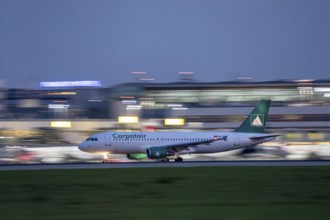 Carpatair Airbus A320, beim Start auf dem Flughaben Düsseldorf, DUS, Nordrhein-Westfalen,