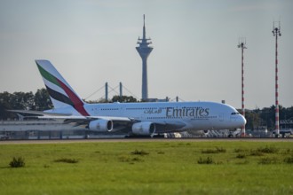 Emirats Airbus A380 rollt zum Start auf dem Flughaben Düsseldorf, DUS, Nordrhein-Westfalen,