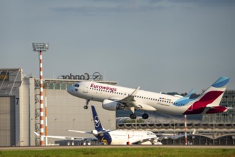 Eurowings Airbus A320 beim Start auf dem Flughaben Düsseldorf, DUS, Nordrhein-Westfalen,