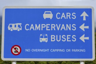 Ein Schild zeigt die Richtung für Autos, Wohnmobile und Busse und verbietet Übernachtcamping oder