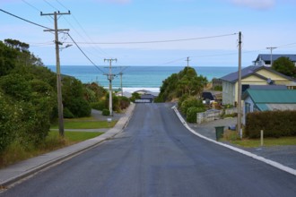Wohngegend mit direkter Aussicht auf das Meer am Ende der Straße, Kaka Point, Clutha District,