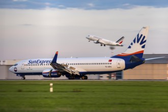 Sunexpress Boeing 737-800, lands, Air France Air France Hop, Embraer E170STD, takes off at