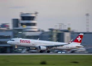 Swiss Airbus A321-212, landing at Düsseldorf Airport, North Rhine-Westphalia, Germany