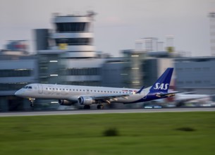SAS Scandinavia Embraer E195LR, landing at Düsseldorf Airport, North Rhine-Westphalia, Germany