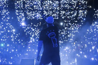 Max von Thien (conductor / voc, drum, perc) at the 25th Berlin Flashlight Concert at the Berlin