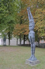 Sculpture Große Neeberger Figur von Wieland Förster 1997, nude standing female figure, nude,
