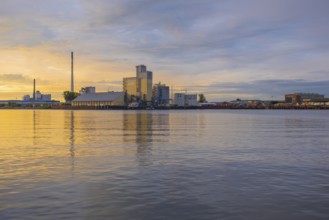 View across the Weser to an industrial area in the evening light, Gröpelingen, Bremen, Germany