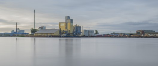 View over the Weser to an industrial area, Gröpelingen, Bremen, Germany
