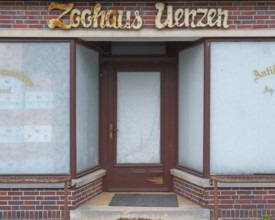 View of the entrance area of a former zoo house, Uenzen, Bruchhausen-Vilsen, Lower Saxony, Germany