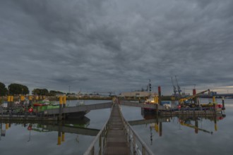 View along a jetty from which further jetties branch off leading to pontoons and ships, Neustädter